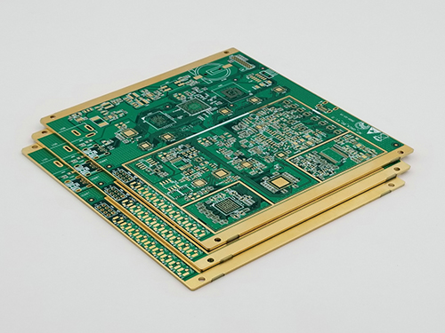 �Ŀ���ɫ���ܶ�ӡˢ��·��(PCB)�ѵ������д��չʾ��ͬԪ�����Ĳ��ֲ������Ե��ɫ���Ӷ˿ڣ��ṹ���գ�����ģ�黯����ϵͳ�ĸ�������뼯��Ǳ��