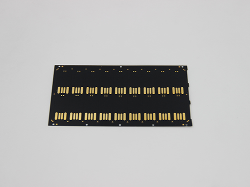 ��ҵ�����þ��κ�ɫPCB��·�������д��չʾ��������ֲ��Ľ�ɫԪ�����Ľǹ̶��ף������Ͻ��������ڵ����豸�ĵ�·��������ƺ���ģ��